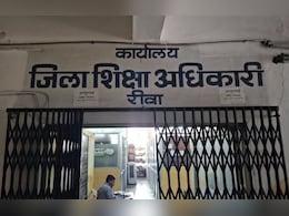 मृत टीचर नहीं लगा पाए अटेंडेंस! शिक्षा विभाग ने थमा दिया नोटिस, लिखा- अब वेतन कटेगा 