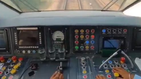 180 की स्पीड से दौड़ी वंदे भारत स्लीपर, फिर भी ट्रेन में रखे गिलास से नहीं छलका 1 बूंद पानी, Video वायरल