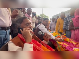 ऊर्जा मंत्री ने ठंड में रात को लगाई चौपाल, ग्रामीण बोले- खाद की धड़ल्ले से हो रही कालाबाजारी