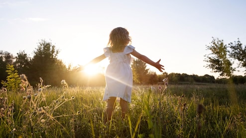 Parenting Tips: बच्चों को बनाना है आत्मनिर्भर? माता-पिता आज ही छोड़ दें ये 4 काम, बच्चा बन जाएगा समझदार