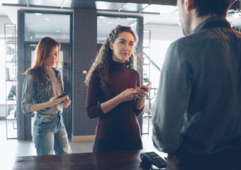 सेकेंड हैंड फोन खरीदने से पहले ये ध्यान रखें, छोटी सी गलती पड़ सकती है भारी