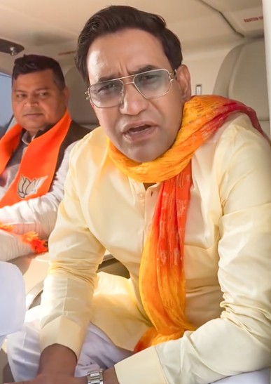 बीजेपी के लिए वोट मांगते-मांगते अचानक निरहुआ ने बिग बॉस में नॉमिनेटेड नीलम गिरी के लिए की वोट अपील, हुए ट्रोल