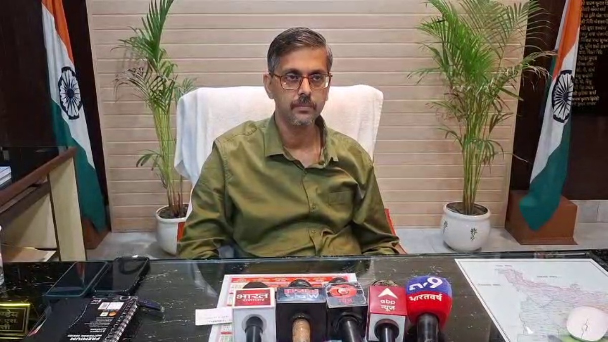 यूपी में SIR में लापरवाही पर 50 से ज्यादा BLO का वेतन रोका, 5 शिक्षामित्र सस्पेंड