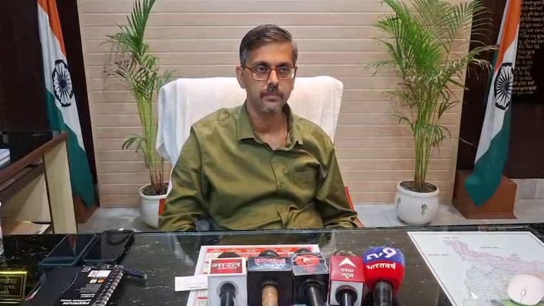 यूपी में SIR में लापरवाही पर 50 से ज्यादा BLO का वेतन रोका, 5 शिक्षामित्र सस्पेंड