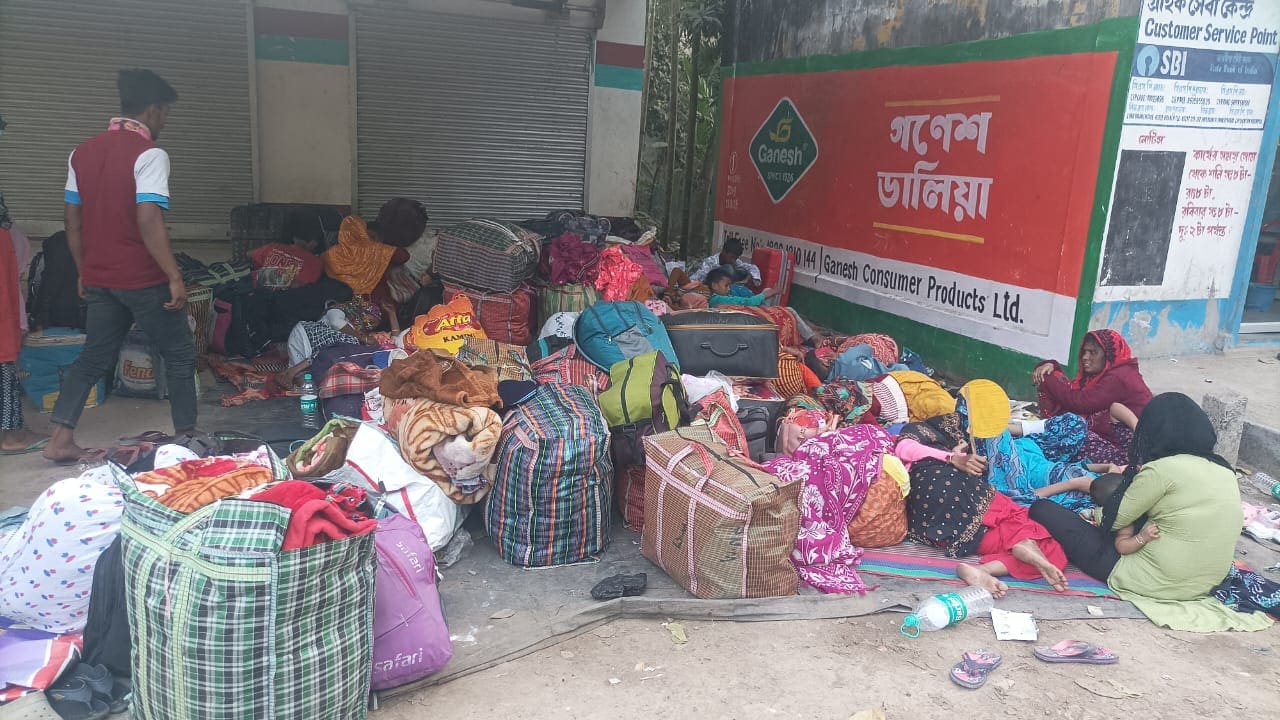 बांग्लादेश बॉर्डर पर स्वरूप नगर चेकपोस्ट के पास अवैध बांग्लादेशियों की भीड़ लगी है. बांग्लादेश बॉर्डर पर स्वरूप नगर चेकपोस्ट के पास अवैध बांग्लादेशियों की भीड़ लगी है.