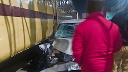 कार ने मारी चलती ट्रेन में टक्कर, रेल फाटक पर हुआ हादसा... बाल-बाल बची जान