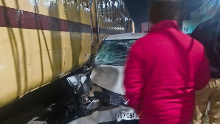 कार ने मारी चलती ट्रेन में टक्कर, रेल फाटक पर हुआ हादसा... बाल-बाल बची जान