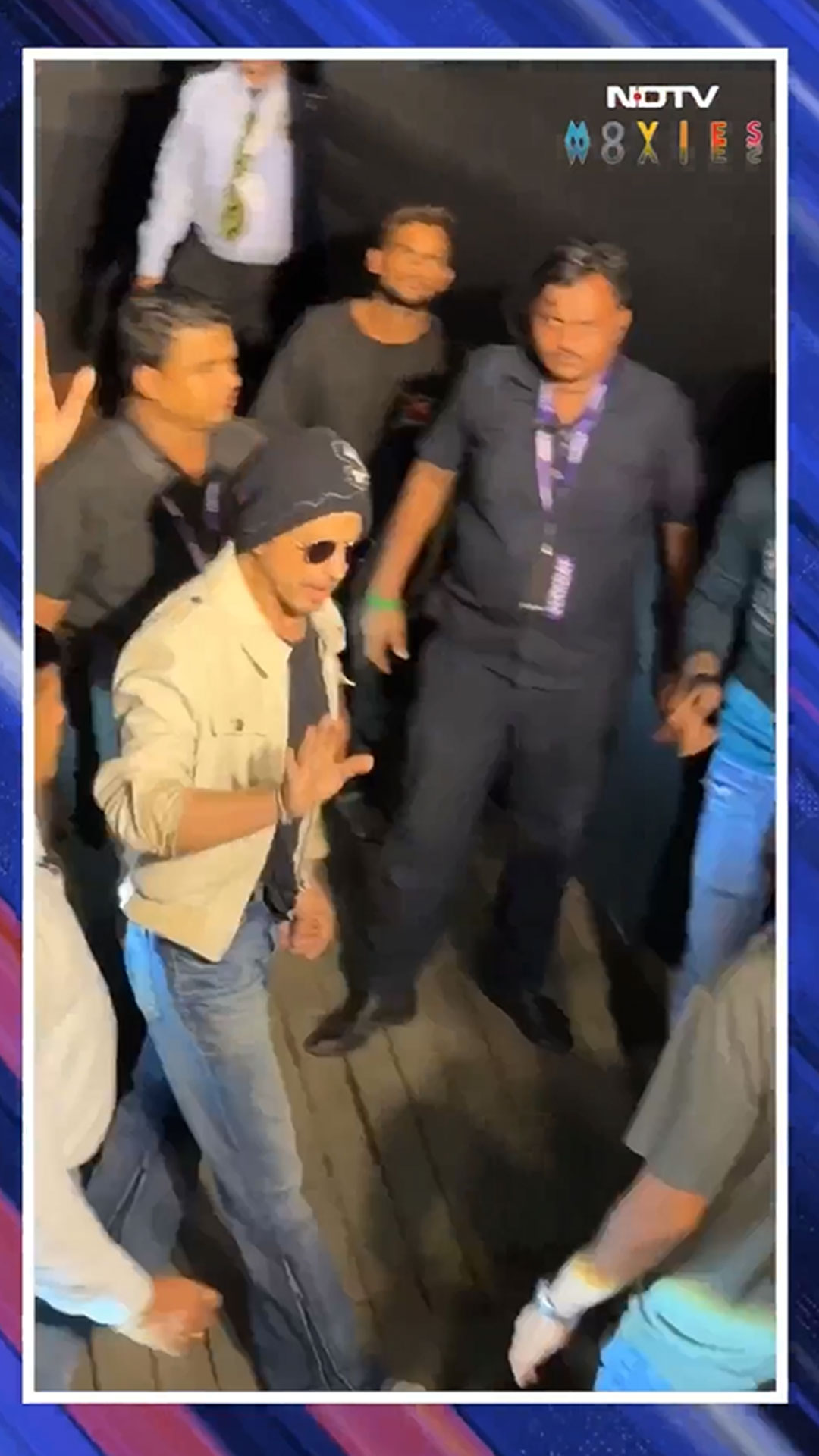 Shah Rukh Khan Birthday | SRK Reaches Mannat Amid Massive Fan Frenzy