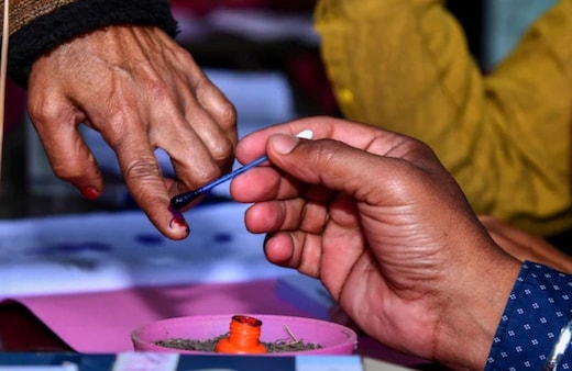 LIVE: महाराष्ट्र स्थानीय निकाय चुनाव के लिए वोटिंग आज, महायुति-एमवीए के बीच कड़ी टक्कर