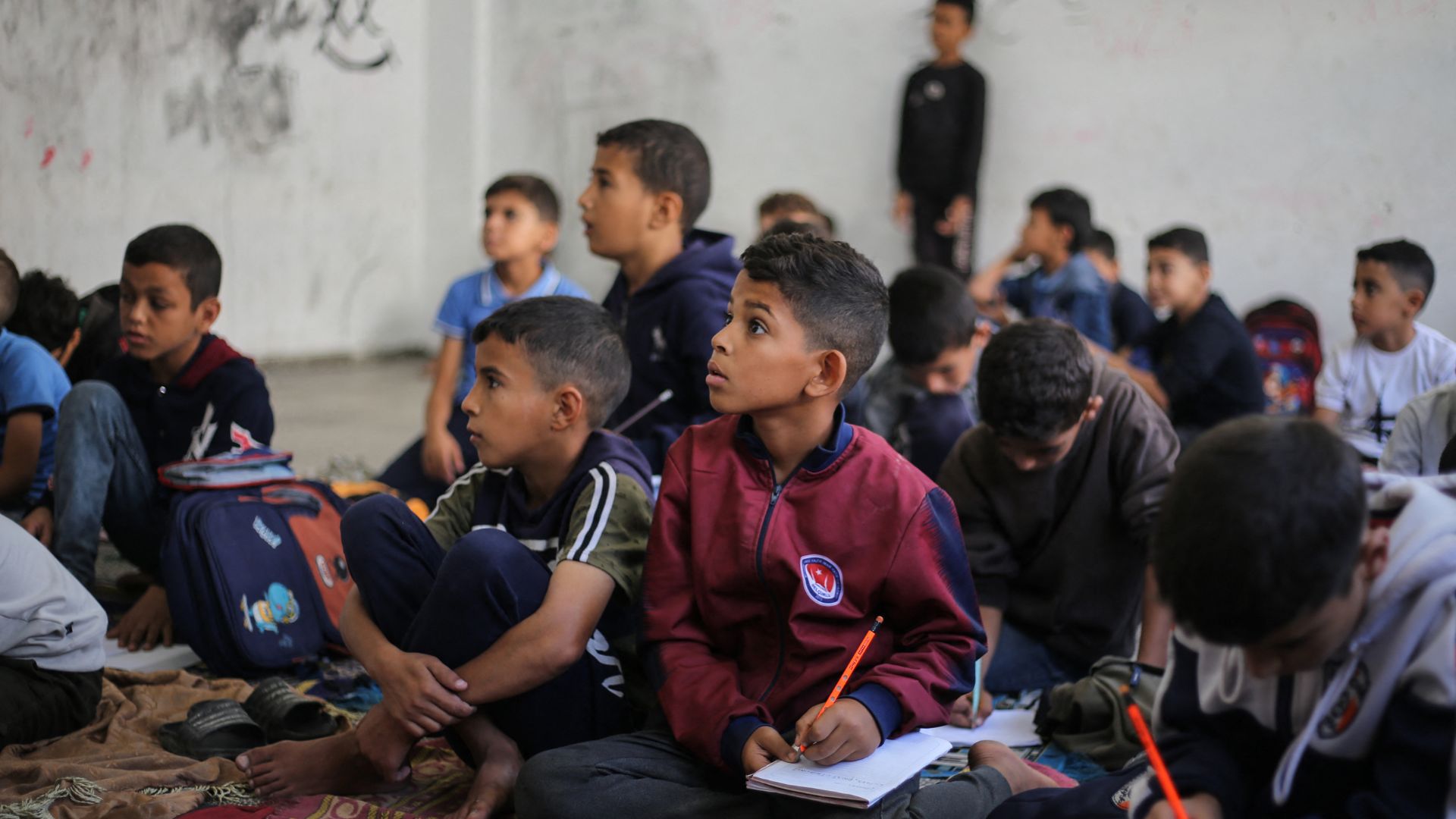 गाजा के स्कूलों में 2 साल बाद लौटे बच्चे, लेकिन डिप्रेशन और जली किताबों के बीच कैसे होगी पढ़ाई?