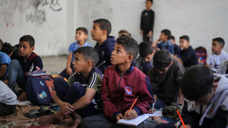 गाजा के स्कूलों में 2 साल बाद लौटे बच्चे, लेकिन डिप्रेशन और जली किताबों के बीच कैसे होगी पढ़ाई?