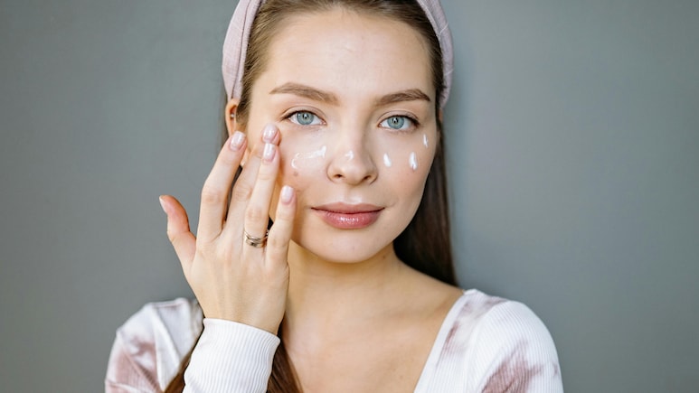 Pond vs Nivea Cold Cream: इस विंटर कोल्ड क्रीम खरीदने से पहले इन बातों को ज़रूर जान लें और देखें बेस्ट डील्स