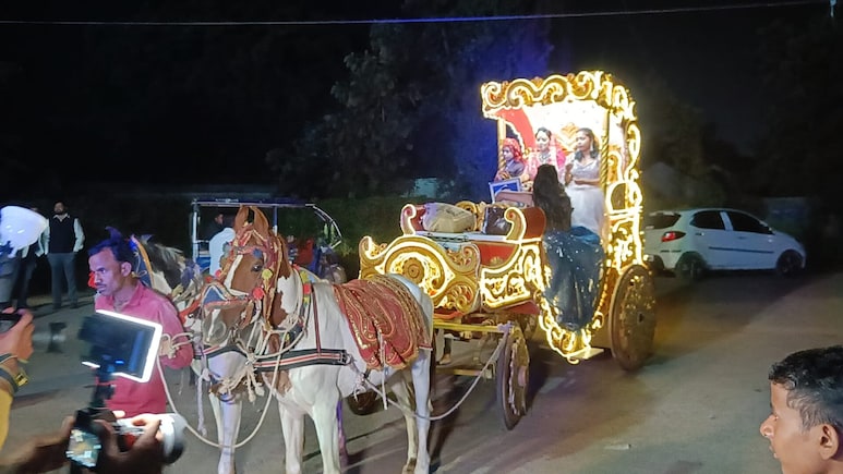 MP की अनोखी शादी: दुल्हन बग्‍गी में पहुंची मैरिज हॉल, सोशल मीडिया पर वीडियो वायरल