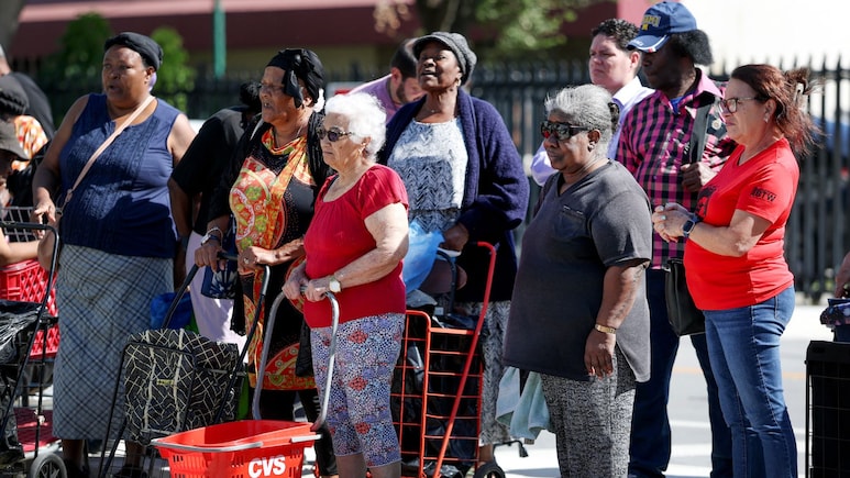 दुनिया को अपनी ताकत की धौंस दिखाता अमेरिका अपने देश में गरीबों को खाना क्यों नहीं दे पा रहा? दुनिया को अपनी ताकत की धौंस दिखाता अमेरिका अपने देश में गरीबों को खाना क्यों नहीं दे पा रहा?