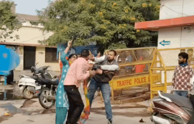 पत्नी ने ASI पति को दूसरी महिला के साथ पकड़ा, चप्पल से की पिटाई; पुलिस चौकी में जमकर हंगामा&nbsp;