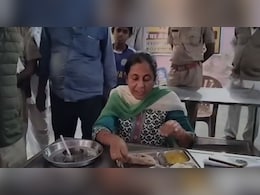 टोंक कलेक्टर ने अन्नपूर्णा रसोई में बना खाना खाया, द‍िए खास निर्देश