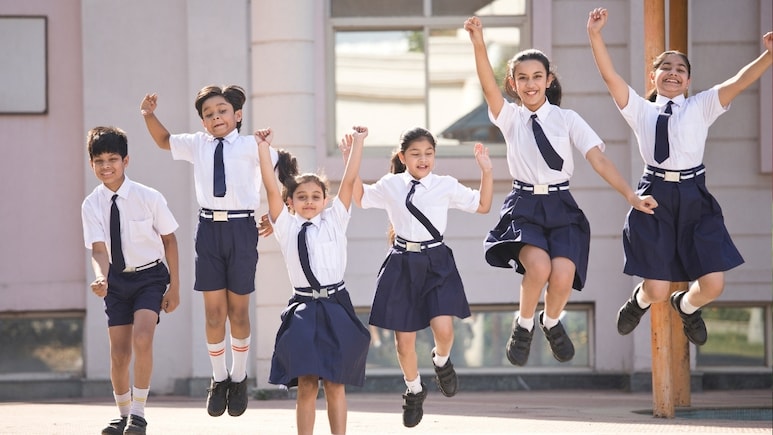 School Leave Today: भारी बारिश के चलते इन जिलों में स्‍कूल-कॉलेज बंद, क्‍या बैंकों में भी रहेगी छुट्टी? ये रही पूरी जानकारी