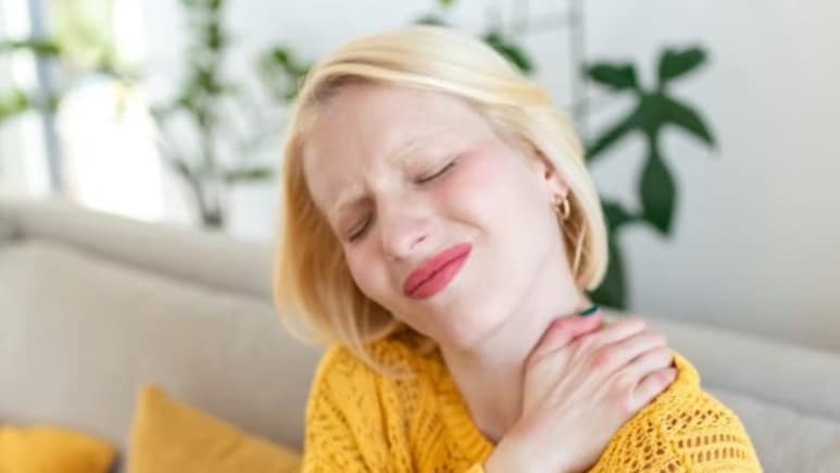 7 Stretching Exercises For Frozen Shoulder, Recommended By Harvard