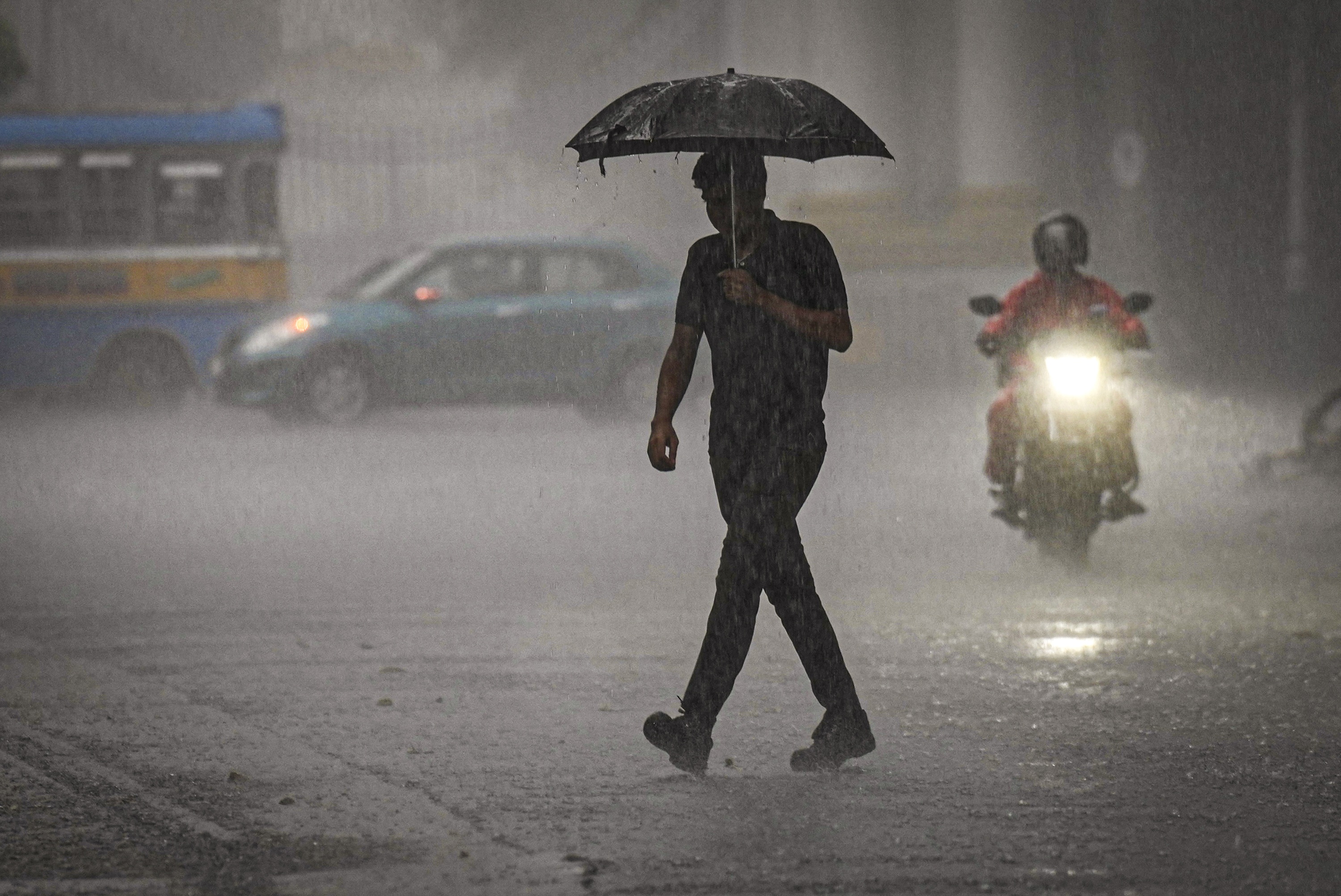 महाराष्ट्र, गुजरात समेत 12 राज्यों में आज भीषण बारिश का अलर्ट, जानें दिल्ली और UP के मौसम का हाल