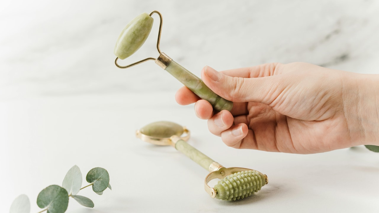 How To Use A Face Massager Correctly To Reduce Puffiness And Boost Glow