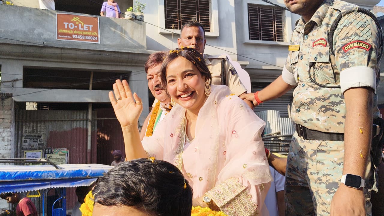 एक्ट्रेस नेहा शर्मा का भागलपुर में रोड शो, जनता से पिता को वोट देने की अपील की