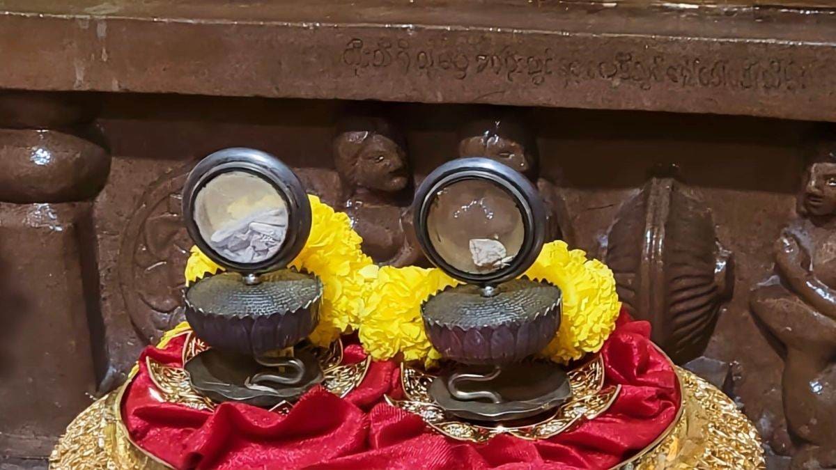 सांची बौद्ध स्तूप के तहखाने में रखे यही है वो अवशेष के पात्र जो साल में सिर्फ दो दिनों के लिए सार्वजनिक तौर पर दर्शाए जाते हैं. सांची बौद्ध स्तूप के तहखाने में रखे यही है वो अवशेष के पात्र जो साल में सिर्फ दो दिनों के लिए सार्वजनिक तौर पर दर्शाए जाते हैं.