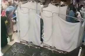 Mumbai News : मुंबईच्या हॉस्पिटलमध्ये 'WWE'! रुग्णाचा मृत्यू होताच नातेवाईकाकडून डॉक्टरांना बेदम मारहाण, Video