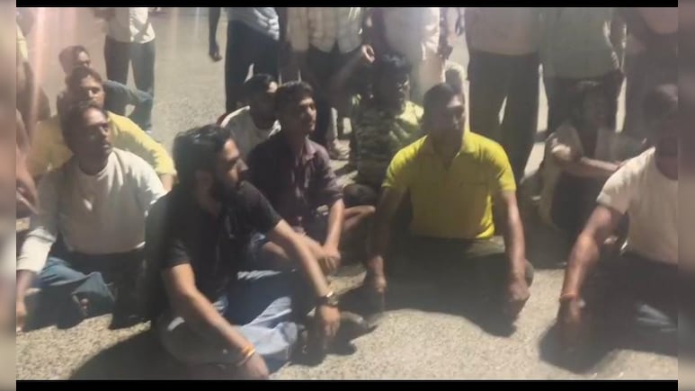 BJP नेता की विवादित टिप्पणी पर मचा जमकर बवाल, देर रात लोगों ने NH किया जाम, भारी पुलिस बल तैनात BJP नेता की विवादित टिप्पणी पर मचा जमकर बवाल, देर रात लोगों ने NH किया जाम, भारी पुलिस बल तैनात