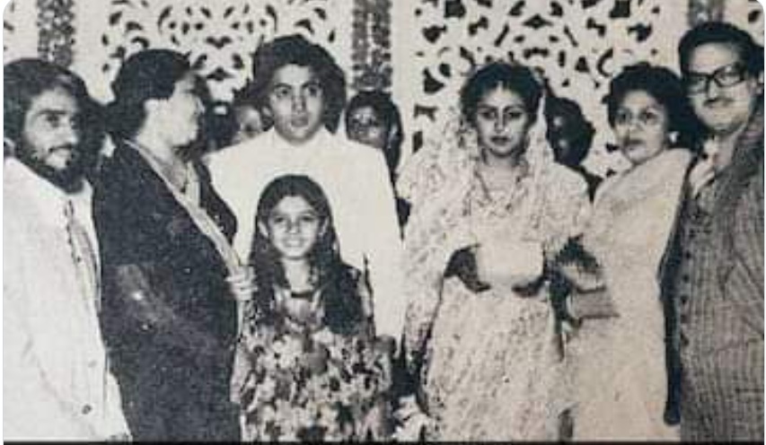 ऋषि कपूर-नीतू सिंह की शादी की में दिख रही यह बच्ची है 90s की सुपरस्टार, सलमान, अजय, अक्षय की बनीं हीरोइन, अब इसकी बेटी भी कर चुकी है डेब्यू