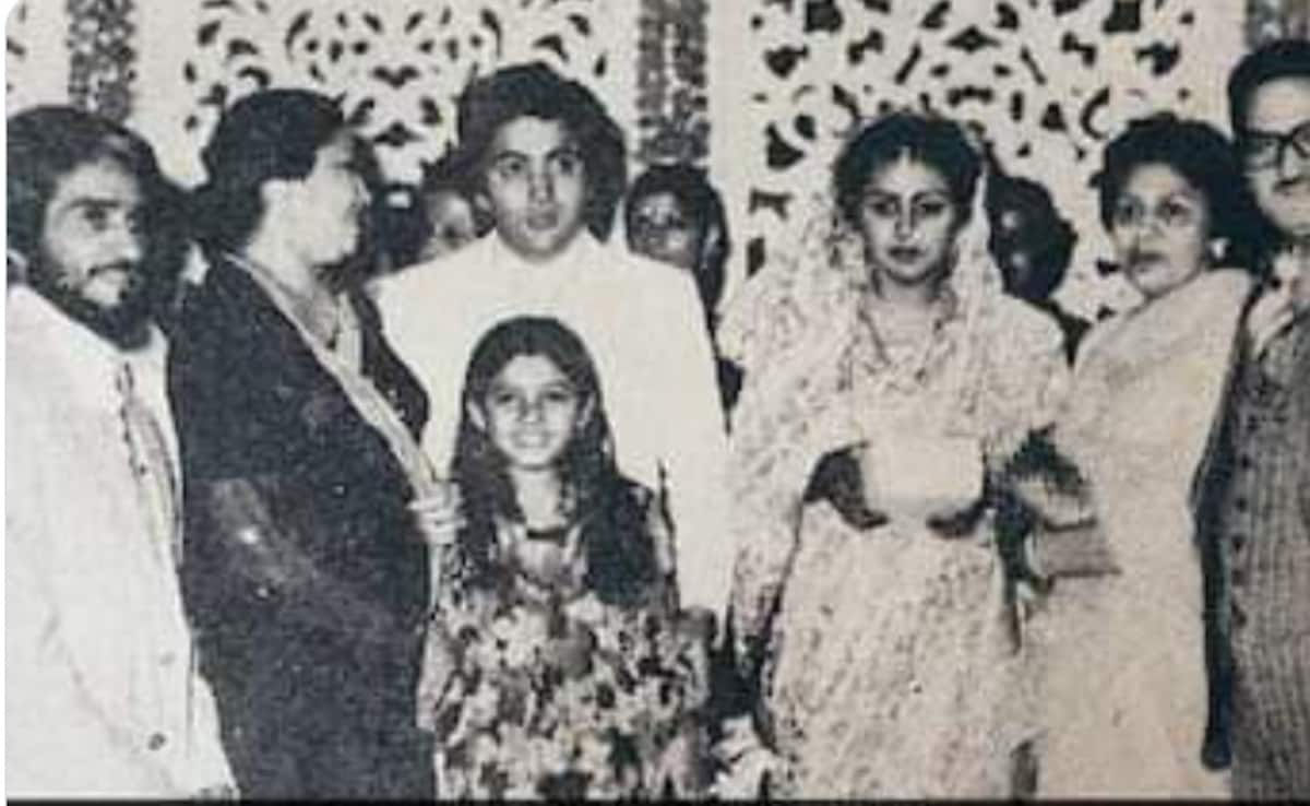 ऋषि कपूर-नीतू सिंह की शादी की में दिख रही यह बच्ची है 90s की सुपरस्टार, सलमान, अजय, अक्षय की बनीं हीरोइन, अब इसकी बेटी भी कर चुकी है डेब्यू