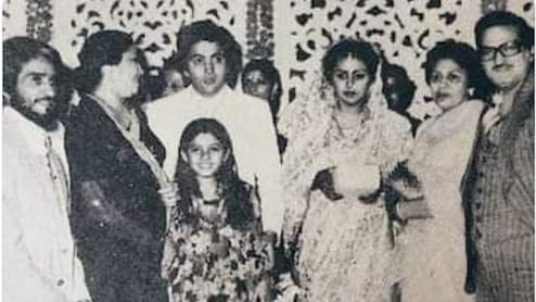 ऋषि कपूर-नीतू सिंह की शादी की में दिख रही यह बच्ची है 90s की सुपरस्टार, सलमान, अजय, अक्षय की बनीं हीरोइन, अब इसकी बेटी भी कर चुकी है डेब्यू