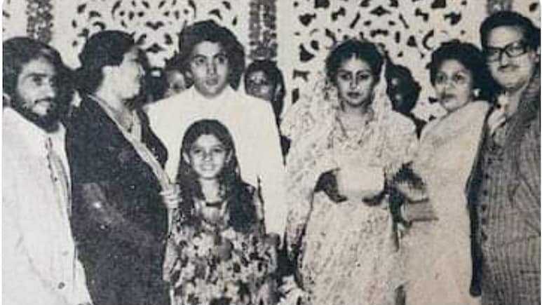 ऋषि कपूर-नीतू सिंह की शादी की में दिख रही यह बच्ची है 90s की सुपरस्टार, सलमान, अजय, अक्षय की बनीं हीरोइन, अब इसकी बेटी भी कर चुकी है डेब्यू