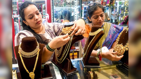 सोने का 'धमाका', एक दिन में बढ़ गईं इतनी कीमतें, एक्सपर्ट से जानें खरीदें या बेचें?