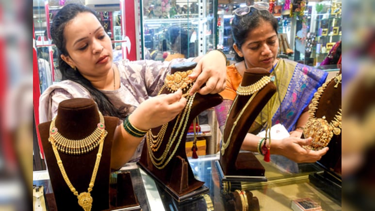 सोने का 'धमाका', एक दिन में बढ़ गईं इतनी कीमतें, एक्सपर्ट से जानें खरीदें या बेचें?