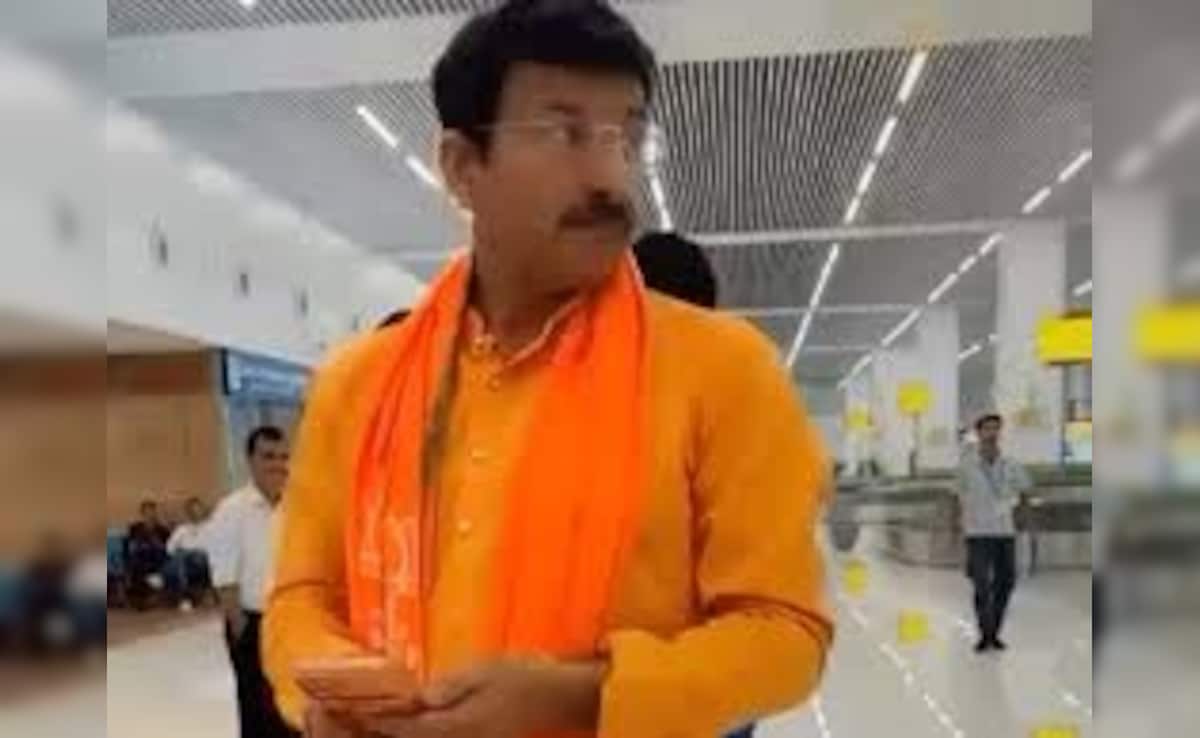 बिहार चुनाव के बीच मनोज तिवारी के पैर छूते दिखे खेसारी, लोग लेने लगे मजे, बोले- दिखावा भी जरूरी है