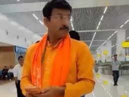 बिहार चुनाव के बीच मनोज तिवारी के पैर छूते दिखे खेसारी, लोग लेने लगे मजे, बोले- दिखावा भी जरूरी है