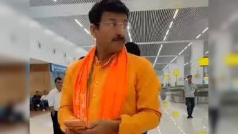 बिहार चुनाव के बीच मनोज तिवारी के पैर छूते दिखे खेसारी, लोग लेने लगे मजे, बोले- दिखावा भी जरूरी है