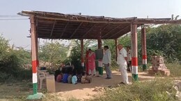 झोपड़ी में पढ़ाई, पड़ोसी के घर टॉयलेट को मजबूर छात्रा; कैबिनेट मंत्री के इलाके में बच्चों का बुरा हाल
