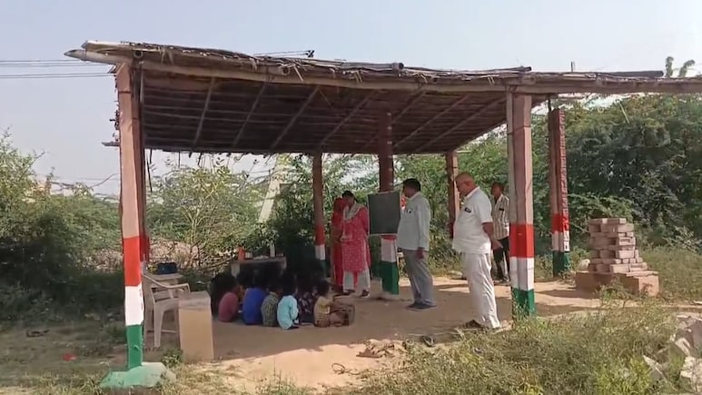 झोपड़ी में पढ़ाई, पड़ोसी के घर टॉयलेट को मजबूर छात्रा; कैबिनेट मंत्री के इलाके में बच्चों का बुरा हाल झोपड़ी में पढ़ाई, पड़ोसी के घर टॉयलेट को मजबूर छात्रा; कैबिनेट मंत्री के इलाके में बच्चों का बुरा हाल