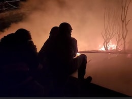 दिल्ली में रिठाला मेट्रो स्टेशन के पास भीषण आग से कई झोपड़ियां जलकर राख