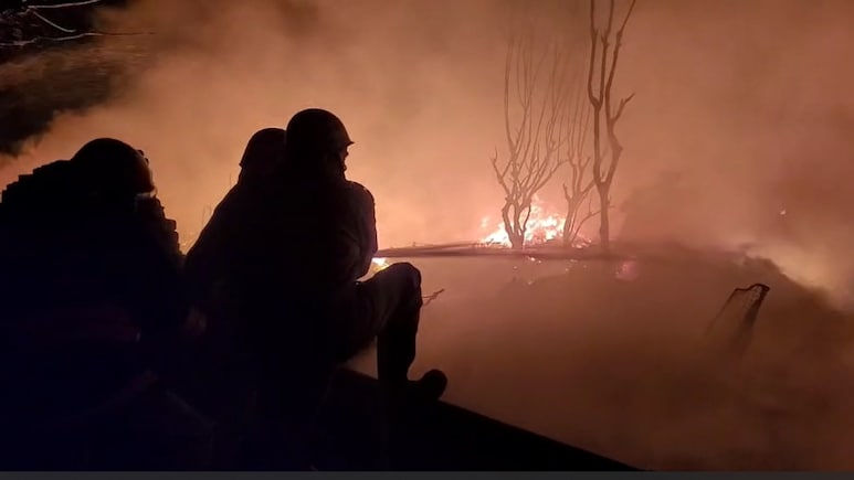 दिल्ली में रिठाला मेट्रो स्टेशन के पास भीषण आग से कई झोपड़ियां जलकर राख