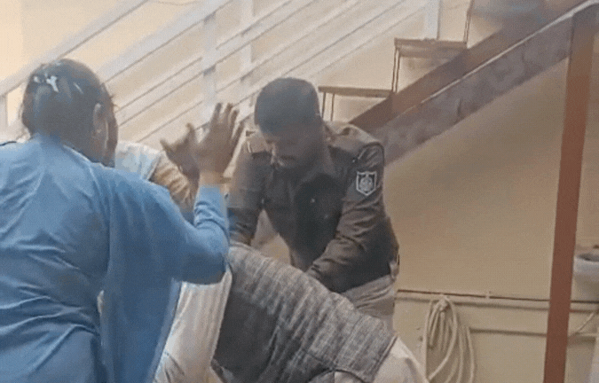 पंडित घर में चला रहा था 'सेक्स रैकेट'! पुलिस लात मारते हुए ले गई थाने, देखें VIDEO