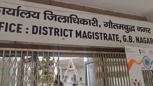 नोएडा में SIR अभियान में लापरवाही पर सख्ती, 60 BLO और 7 सुपरवाइजरों पर FIR