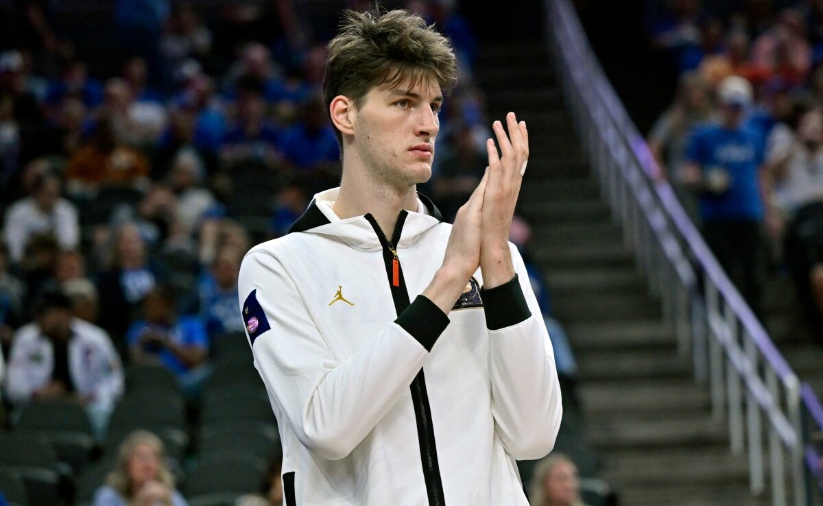 7ft 9in Olivier Rioux, Worlds Tallest Teenager, Becomes Tallest-Ever Person To Play College Basketball