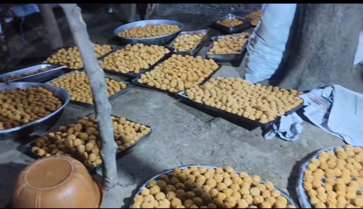 इलाके के लोगों को बांटने के लिए 5 क्विंटल से ज्यादा लड्डू बनाए गए. इलाके के लोगों को बांटने के लिए 5 क्विंटल से ज्यादा लड्डू बनाए गए.