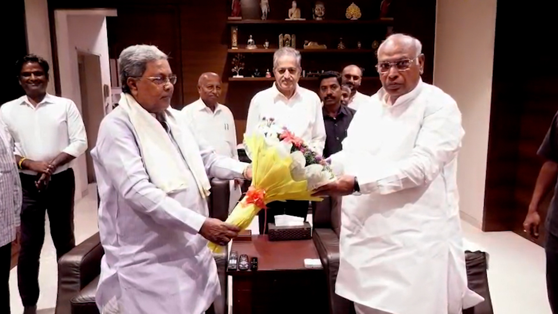 Karnataka Congress Crisis: Kharge Meets CM Siddaramaiah, DKS Meeting Likely Next