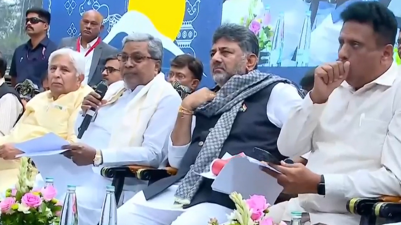 Karnataka Congress Fnfighting: DK Shivakumar Camp MLAs In Delhi