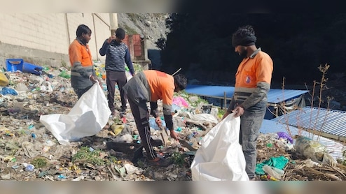 चारों धामों में रिकॉर्ड तोड़ आए श्रद्धालु ,लेकिन छोड़ गए सैंकड़ो टन कूड़ा, साल दर साल लग रहा है कूड़े का ढेर