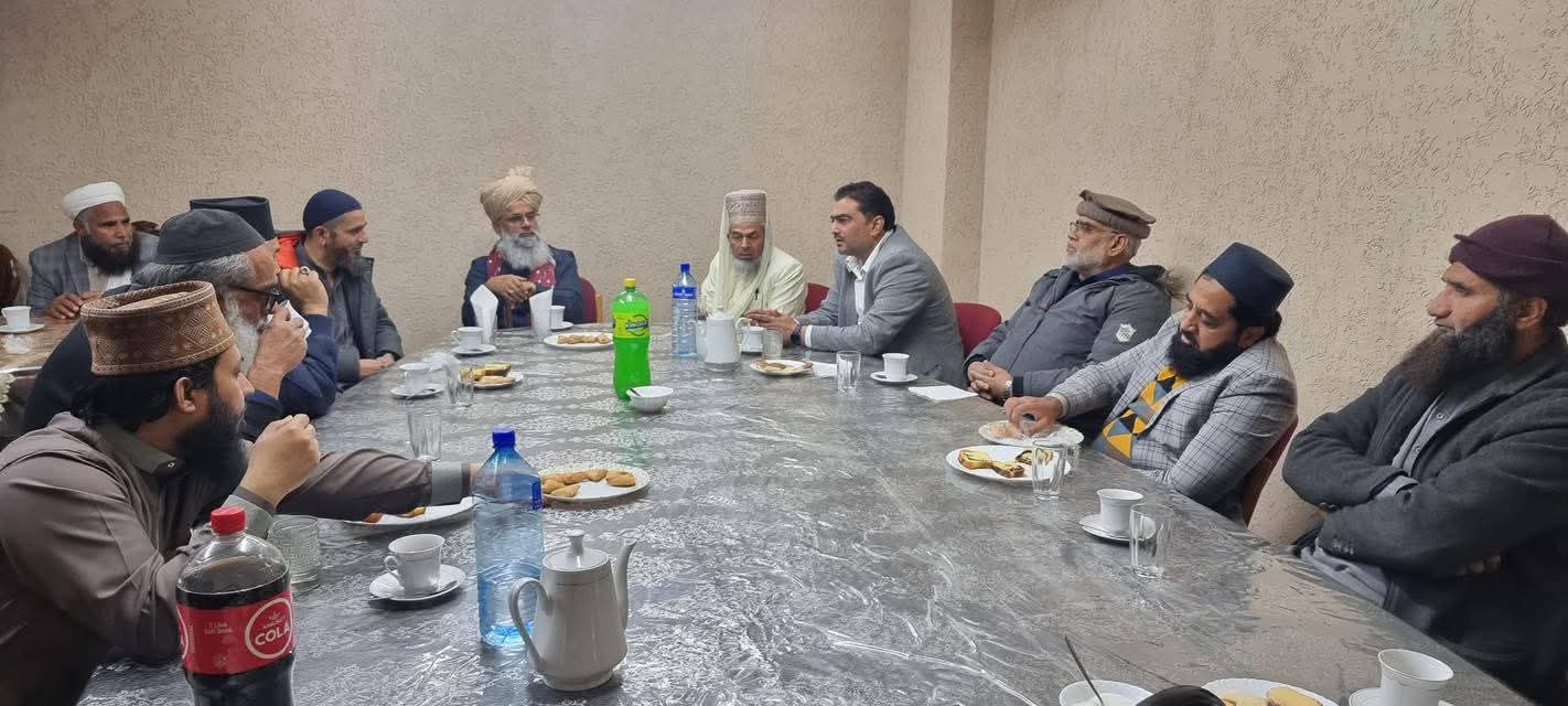 शमशुल हुदा (दाएं से दूसरा) शमशुल हुदा (दाएं से दूसरा)