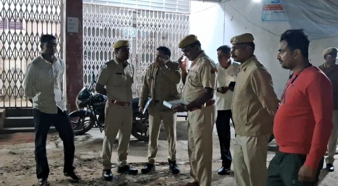 घटनास्थल पर जुटे पुलिस अधिकारी